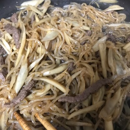 土ごぼうと糸こんにゃくと冷凍していた牛肉が少々ありましたので作らせてもらいました。
最後に粉山椒ふりました！